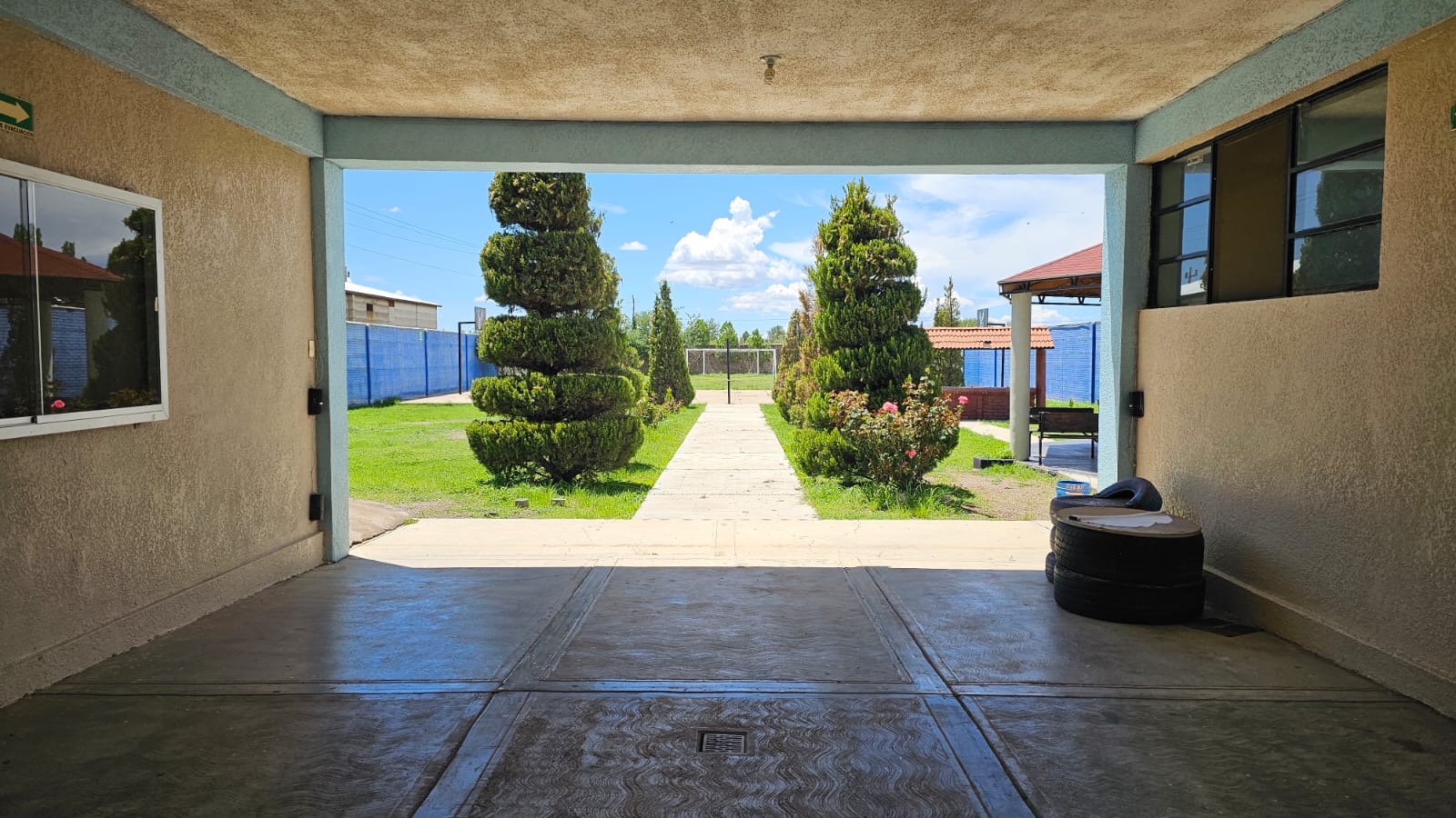 Acceso interior hacia las áreas del colegio