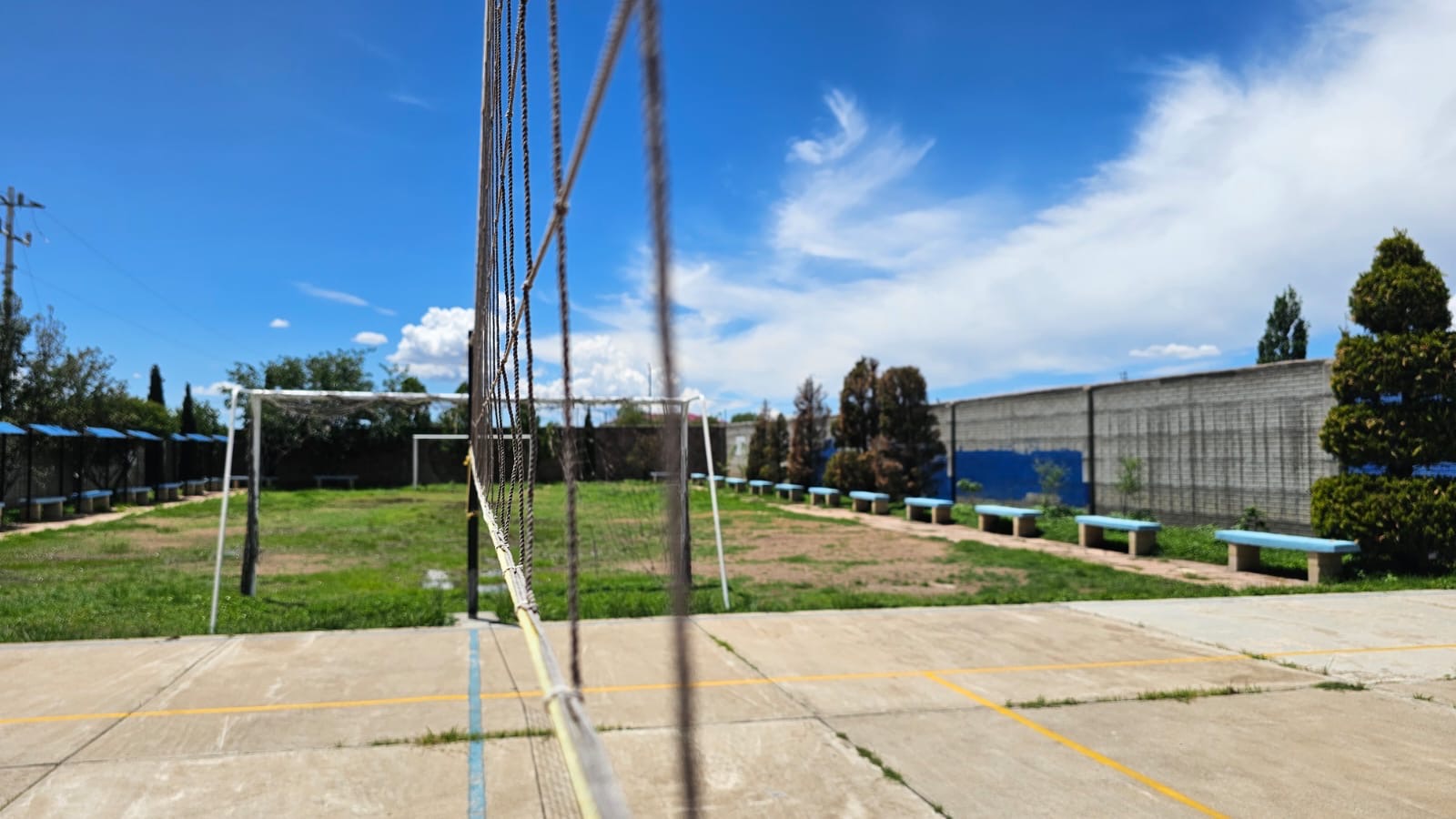 Cancha exterior del colegio